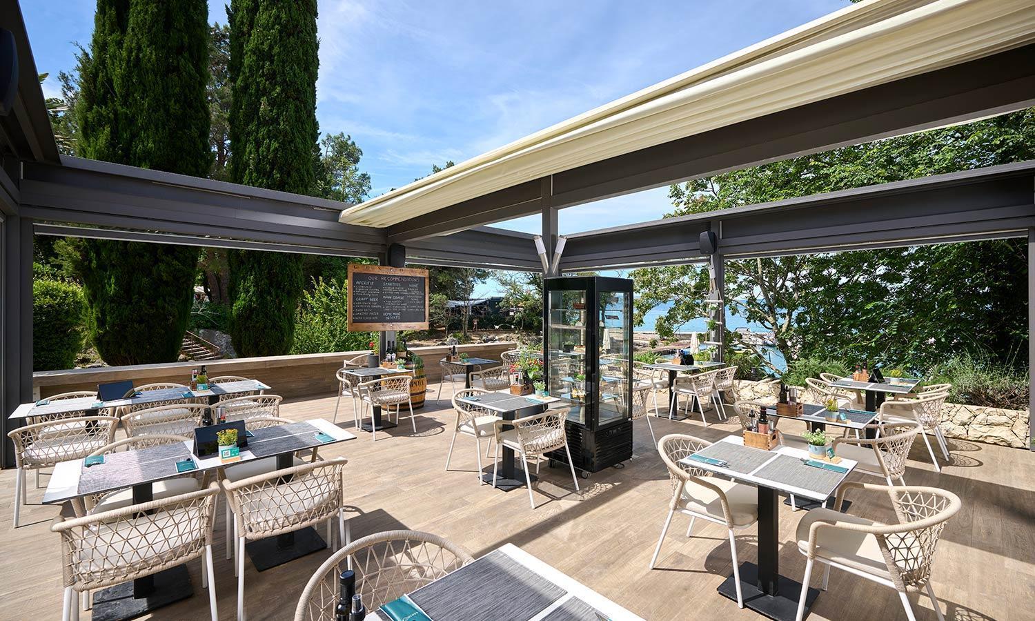 Aminess Style Glamping Villas & Holiday Homes Atea Njivice Esterno foto Restaurant in the resort